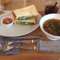 スモークサーモンのサンドウィッチと野菜のスープ