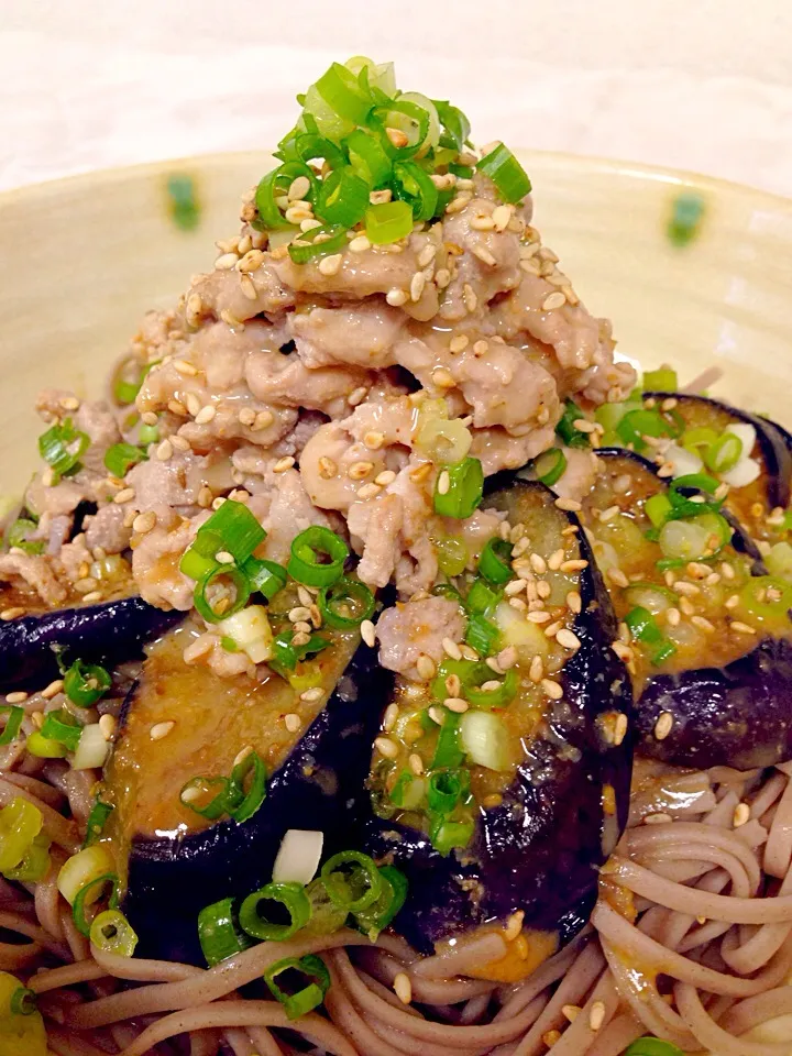 茄子と豚肉のピリ辛ゴマだれそば🍀|デミさん