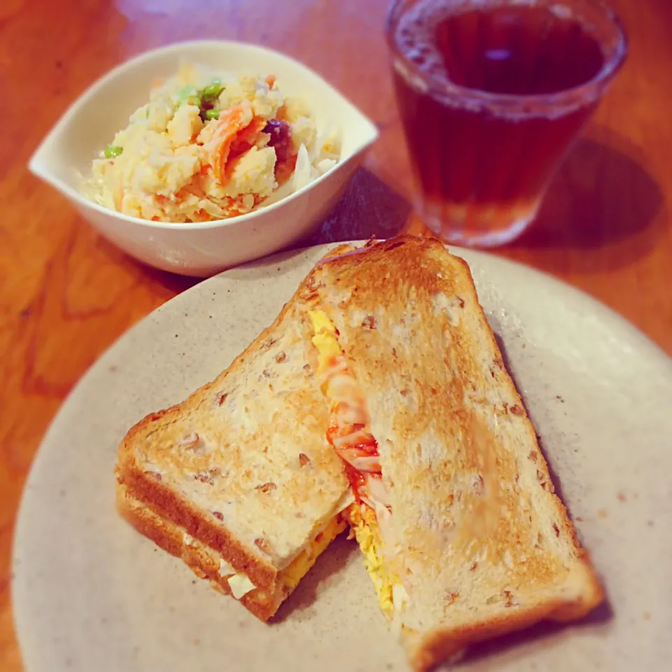 Snapdishの料理写真:8/17朝ごはん『ライ麦パンの玉子ホットサンド』|Kenji Kinoshitaさん