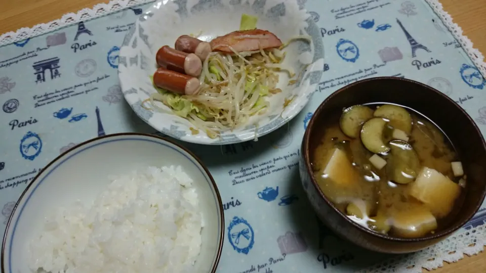 もやしとウィンナソーセージ炒め＆茄子の味噌汁|まぐろさん