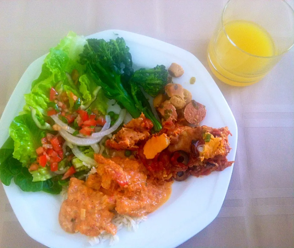 Salad, broccoli and peas, veggie meat medley, vegan enchiladas, stogonoff with rice|victoria valerioさん