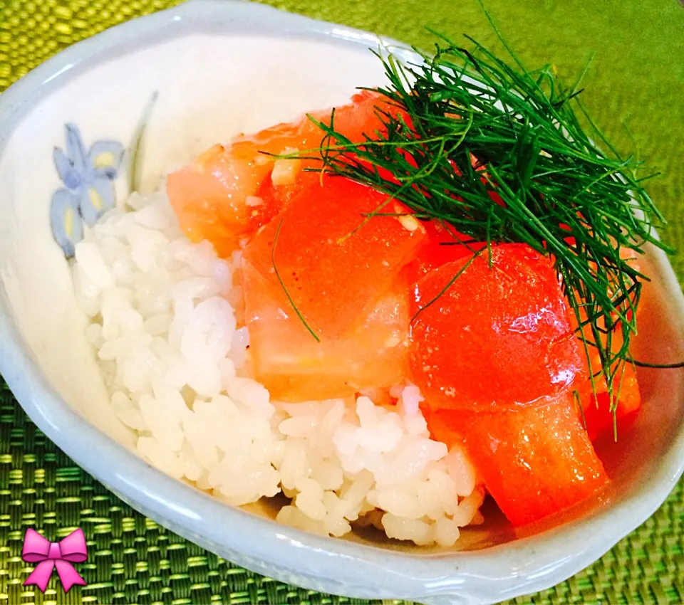 テレビでみかけたトマト丼🍅|おりぃさん