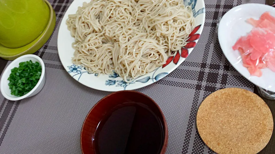 キンキンに冷やした夏そば～♪
後でかじめを投入します！|三宅章人  Akihito Miyakeさん