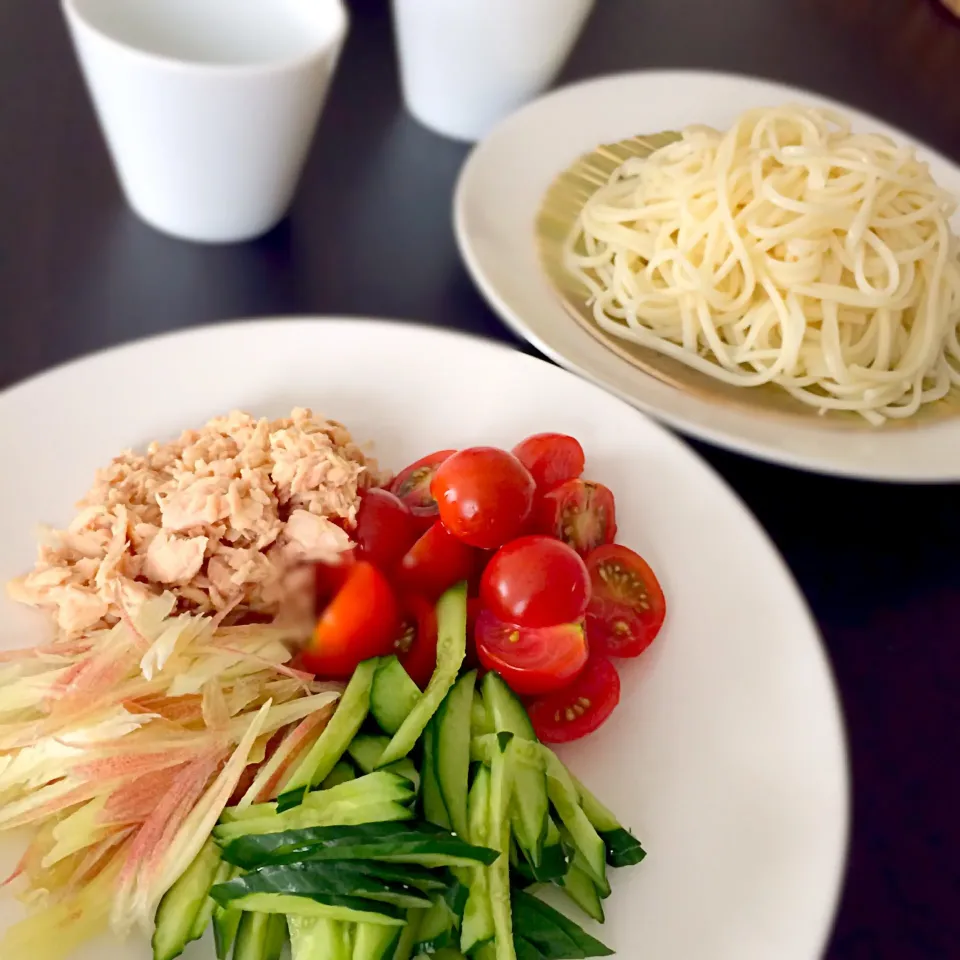 さっぱり手延べそうめん【麺つゆにツナ缶、トマト、きゅうり、みょうがを入れる事でツナ缶のたんぱく質とトマトのビタミンA、Ｃを吸収し、みょうがときゅうりでシャキシャキさっぱりとした歯ごたえに】|g2__さん