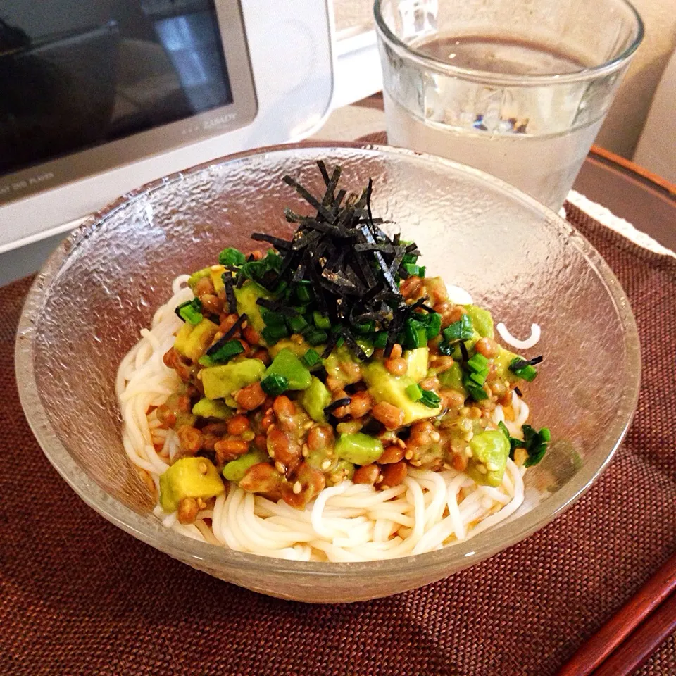 アボカド納豆ぶっかけそうめん|あんなさん