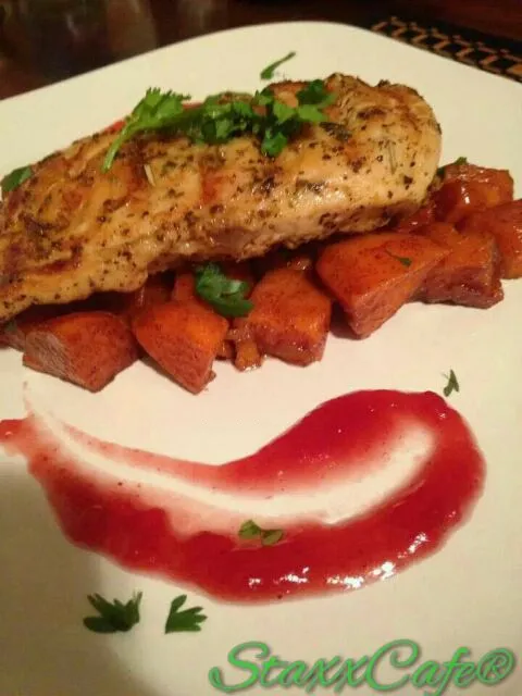 Roasted Candied Potatoes & Grilled Herb Chicken Breast with Cranberry Sauce|Lucretia Sandersさん