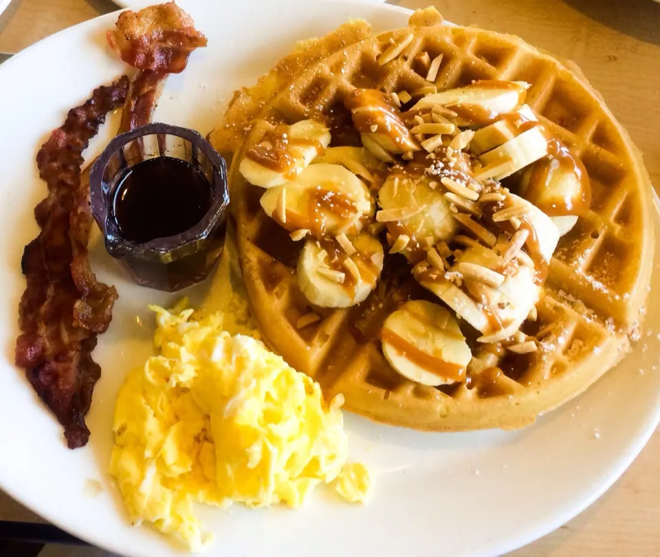 Waffle with Bananas and Caramel, Bacon, and Scrambled Eggs|sooprcoolchicaさん