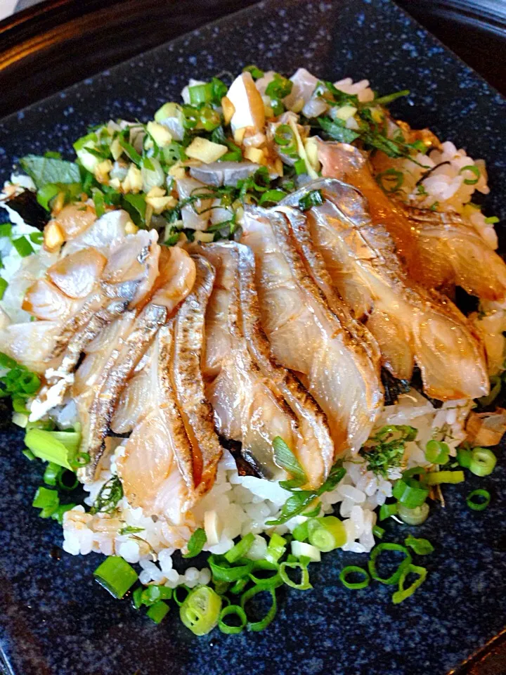 Snapdishの料理写真:太刀魚なめろうと炙り刺し丼♪|ちーちさん