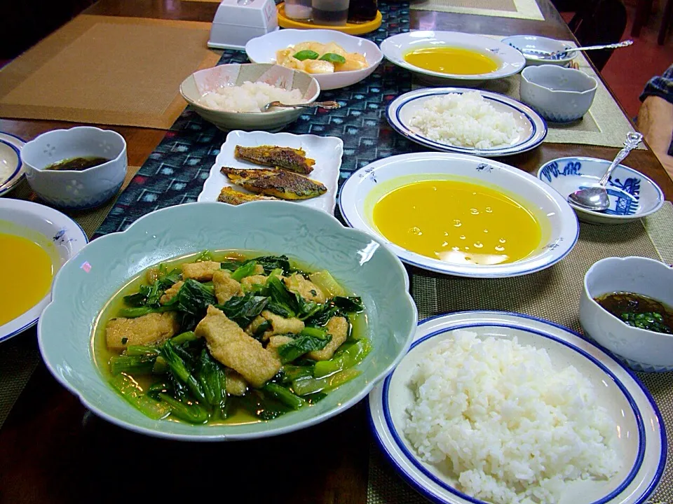 Snapdishの料理写真:カレースープは欠かせない、豚肉と茄子のピリ辛炒め、餃子は少し、漬け物、スイカは自家製、極こだまスイカ旨い。|Keisei Chouさん