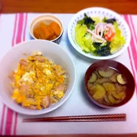 Snapdishの料理写真:親子丼、茄子の味噌汁、かぼちゃの煮物、海藻サラダ|カナエさん