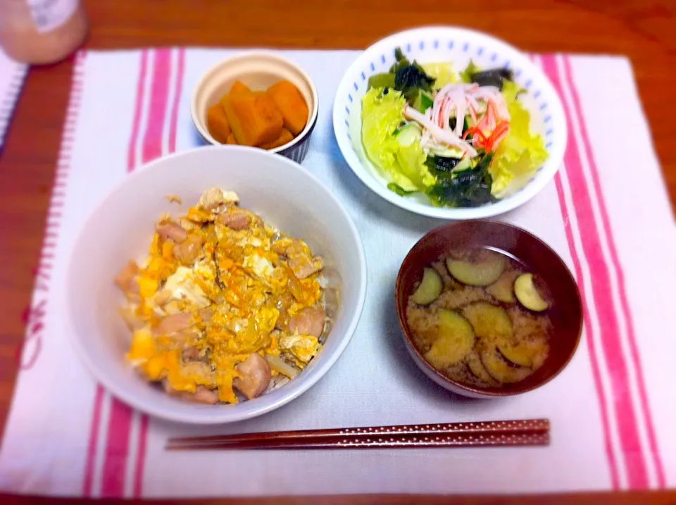 親子丼、茄子の味噌汁、かぼちゃの煮物、海藻サラダ|カナエさん