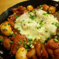 簡単で美味しい韓国料理 プルダック とろけたチーズを絡めて