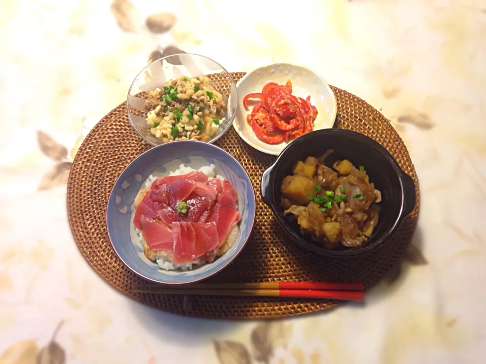 まぐろ山かけ丼、じゃがいもと玉ねぎの煮物、パプリカの明太子炒め、納豆豆腐いろいろのせ|May uponさん