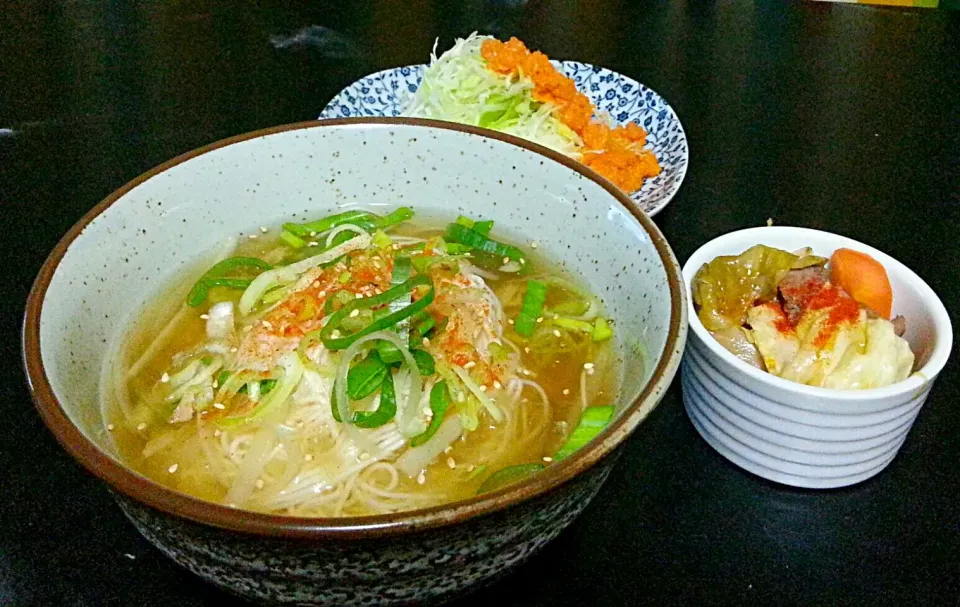 Snapdishの料理写真:【ほんと久々におうちごはん作った】
・冷たいそーめん
・鶏肉と野菜の赤ワイン煮
・キャベツのサラダ、にんじんドレッシング|sayukiさん