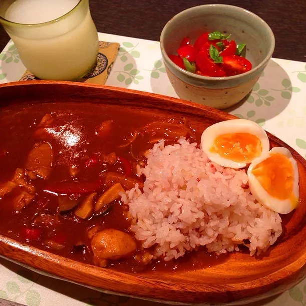 夏野菜とチキンのカレーと、トマトとバジルの冷製サラダ|かぴこさん