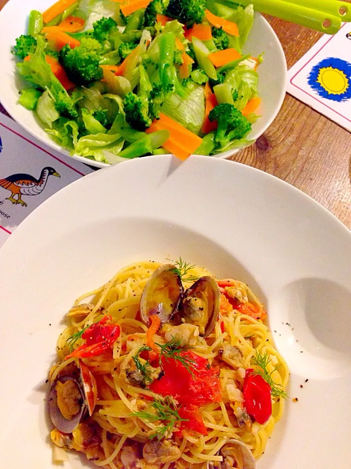 フレッシュトマトとあさりのパスタ🍅高原レタスと茹で野菜サラダ🍀|まみりんごさん