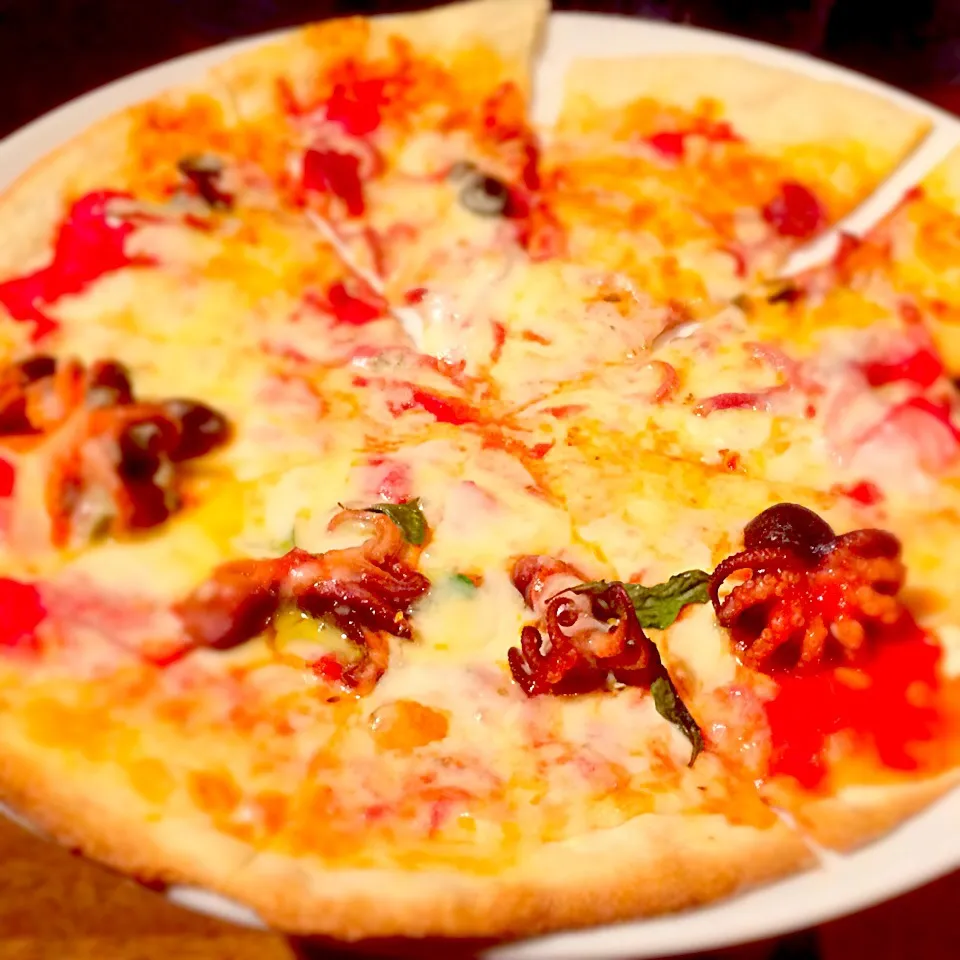 Snapdishの料理写真:Italian -Polpo & Caprese Pizza-|Yumi Francisca Aoyamaさん