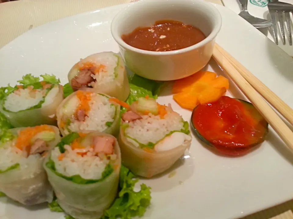 Fresh spring rolls with peanut sauce #phohoa|Ken Teeさん