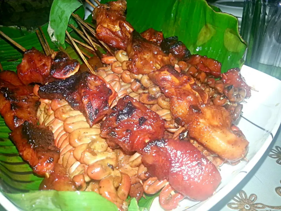 Assorted inihaw from Ian's Inihaus. (Isaw, pork bbq and liempo) #bbqinihaw|Ken Teeさん