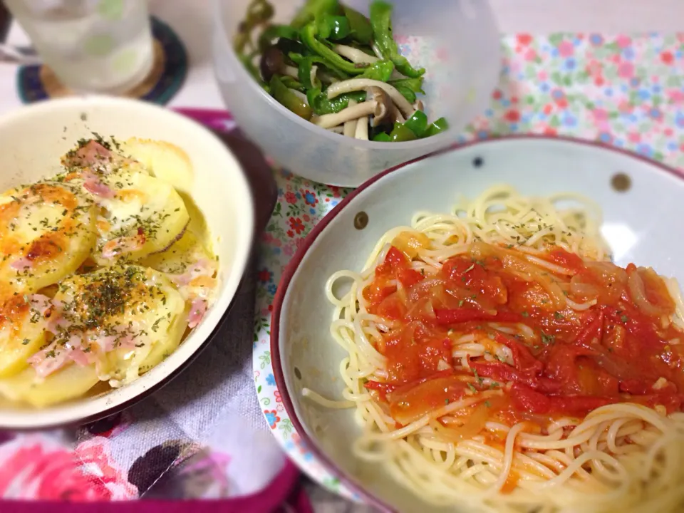 トマトソーススパゲティとポテトのチーズ焼きとピーマンの梅昆布茶和え|よんさん