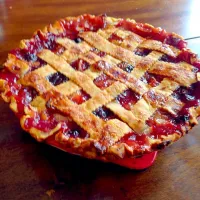 Snapdishの料理写真:A fresh peach and blueberry pie.|Linda R Applegateさん