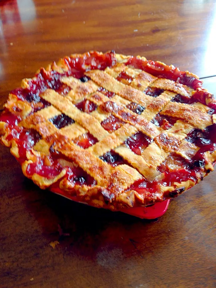 A fresh peach and blueberry pie.|Linda R Applegateさん