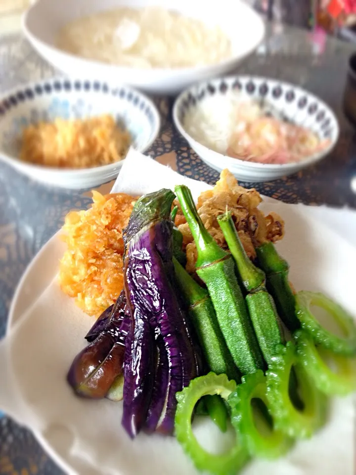 Snapdishの料理写真:夏はやっぱりいぼの糸。夏野菜の素揚げと一緒に|tel meさん