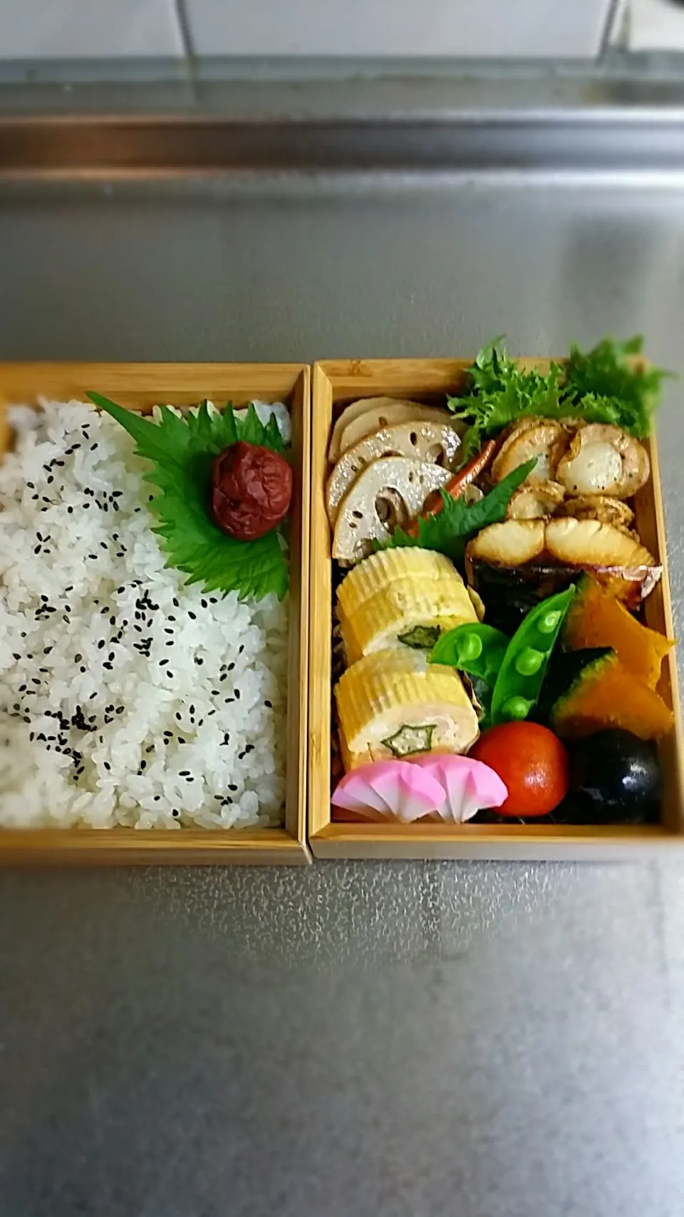 Snapdishの料理写真:《月曜日のお弁当》🍱

・オクラ入りだし巻き玉子
・ちびホタテバジルオイル焼き
・焼き鯖
・蓮根、人参のきんぴら
・かぼちゃの素揚げ
・プチトマト
・スナップエンドウ

行ってらっしゃ〜い♡|藤田 まり子さん