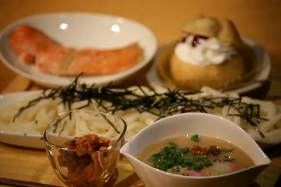 冷やしうどん(ゴマだれ)、焼き鮭、キムチ、ブルーベリー入りシュークリーム♪|マカロンさん