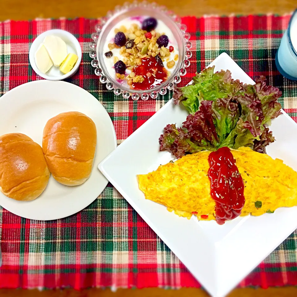 イタリアンオムレツとバターロール朝食♡|🍎ゆかりんご🍎さん