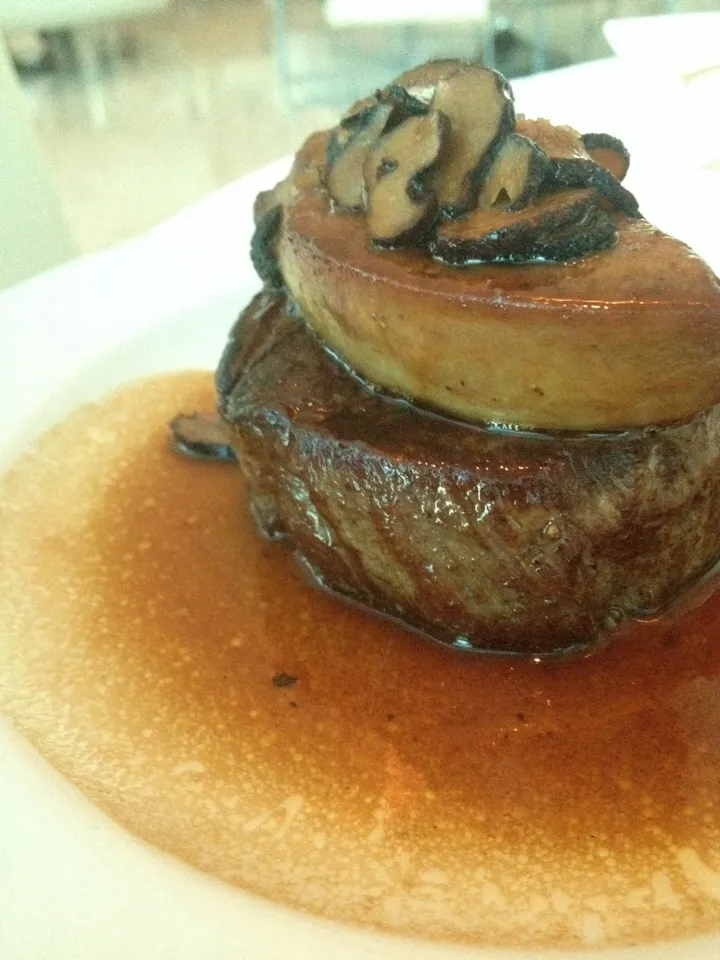 Filet mignon foie gras and stuff.|Ariz Guzmanさん