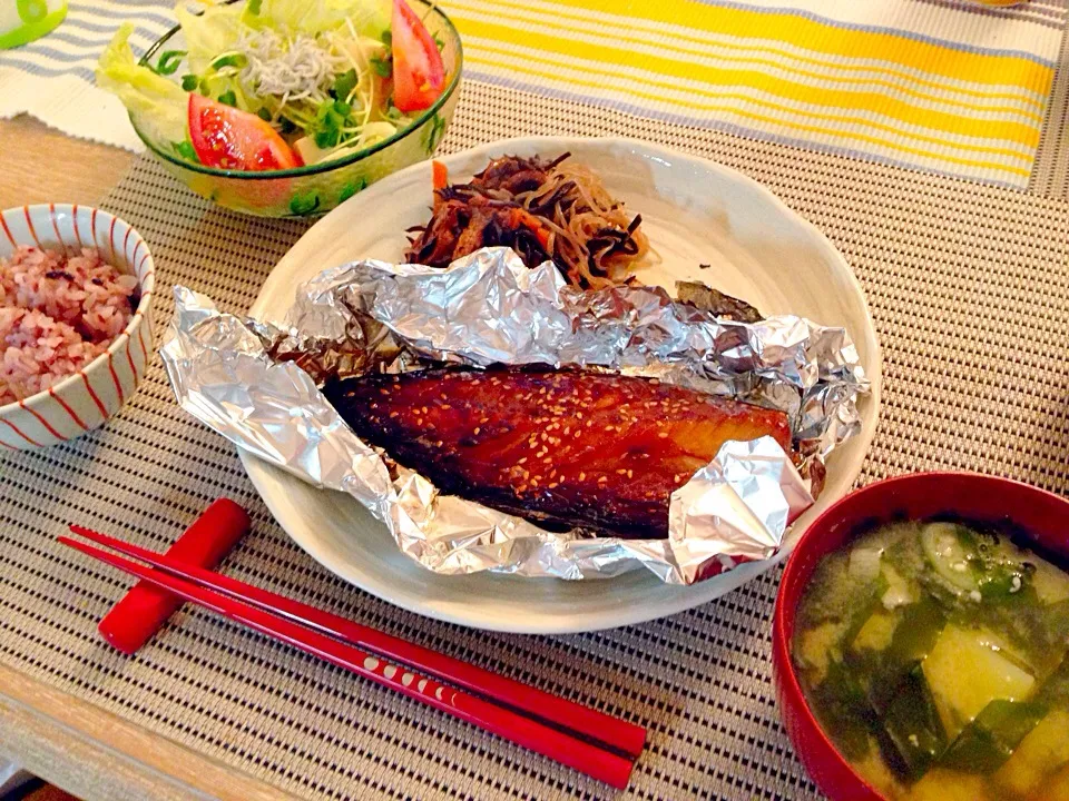 さばのみりん干し、ひじき煮、豆腐サラダ、ジャガイモとワカメの味噌汁|まろさん