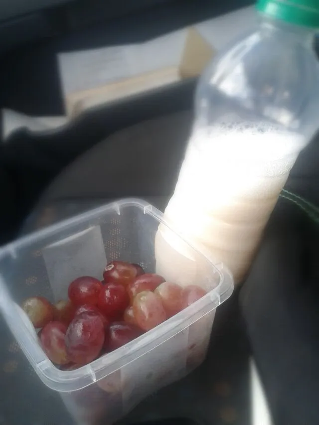 Snapdishの料理写真:17/08/2014 - lanche da tarde 

leite desnatado + uvas|Gabriela Baptistaさん