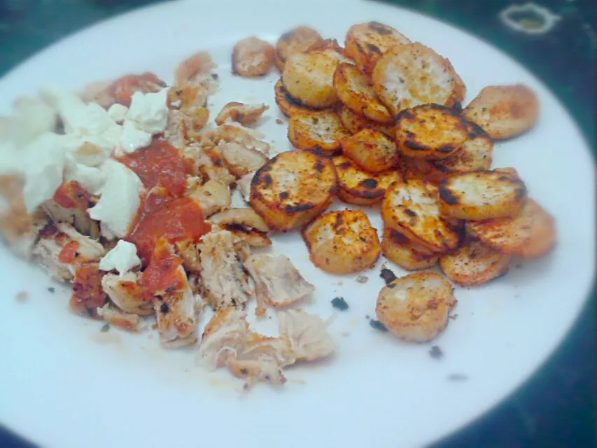 Snapdishの料理写真:17/08/2014 - jantar

frango grelhado com creme de ricota e molho de tomate com orégano +  batata-doce rústica com páprica e orégano|Gabriela Baptistaさん