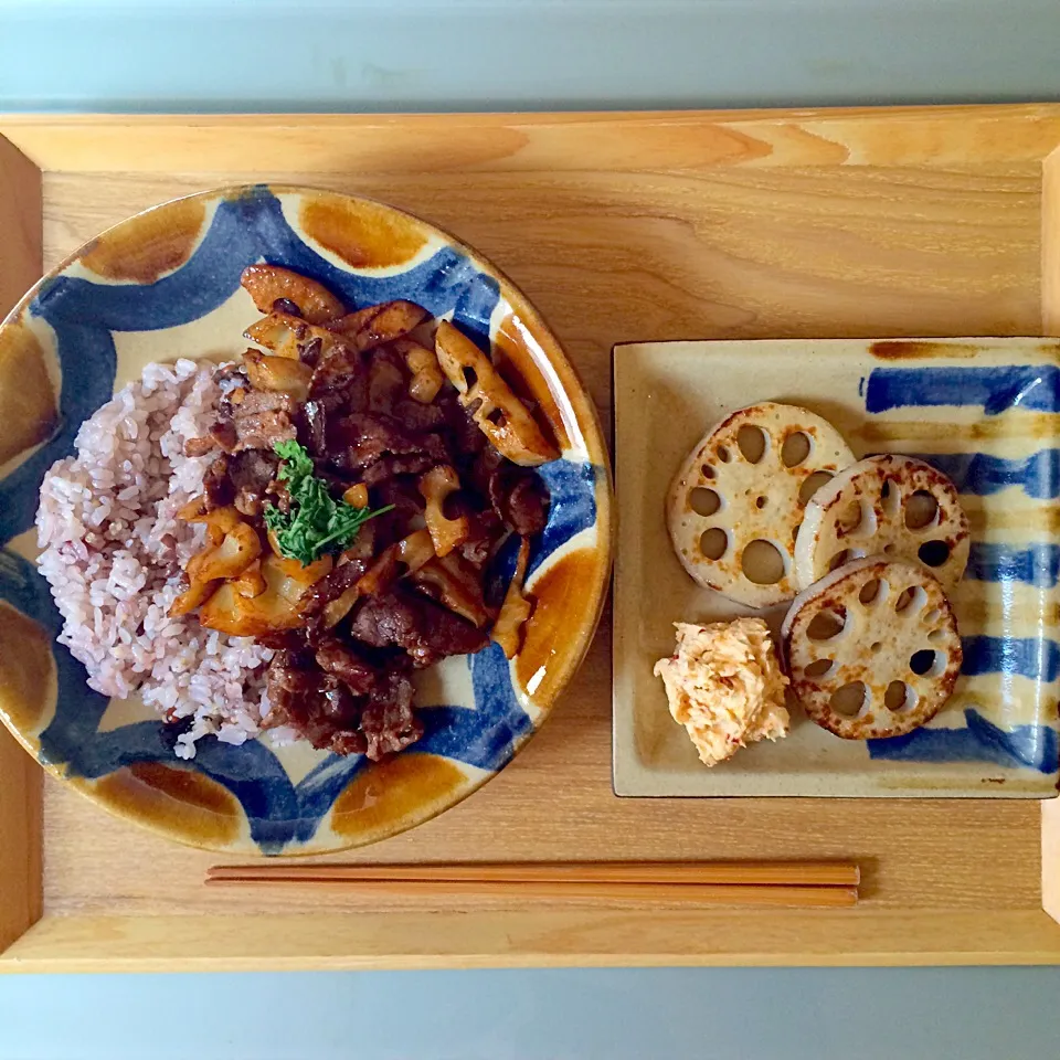 お昼ごはん。れんこんと牛肉のオイスターソース炒め乗っけごはん。焼きれんこんにクリームチーズ柚子胡椒|yukko7740さん