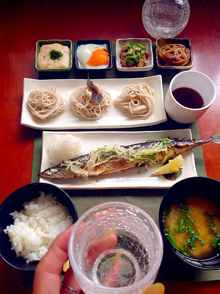 Today's Dinner🍴小鉢･一口蕎麦･秋刀魚の塩焼き香味野菜添え･玉ねぎのお味噌汁|🌈Ami🍻さん