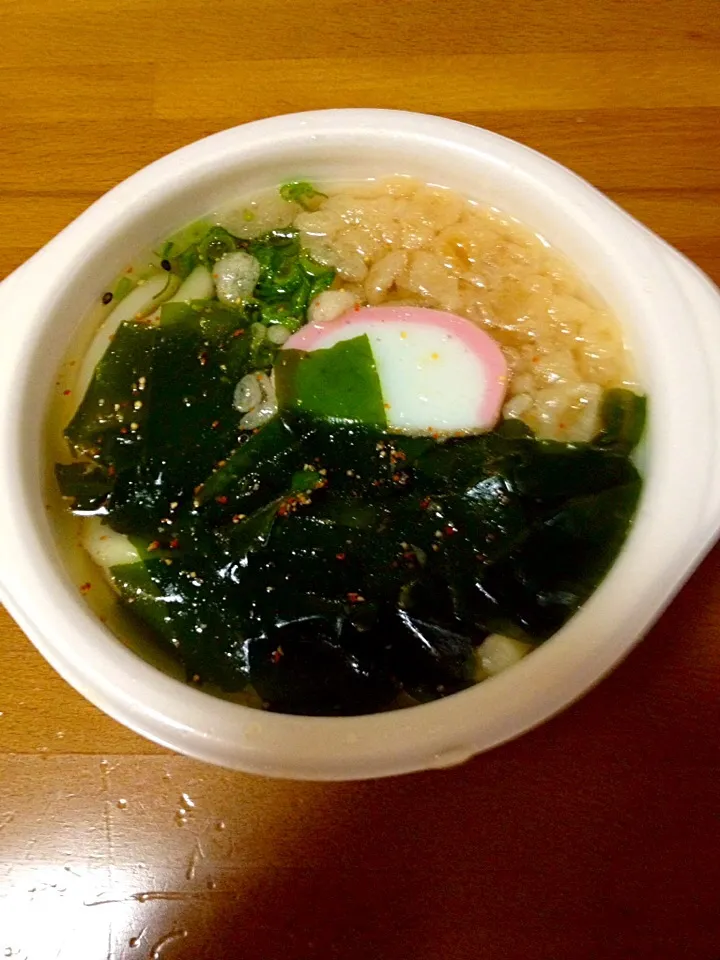 Snapdishの料理写真:時には温かい🍲セブンイレブンのミニわかめうどん🍲|まいりさん