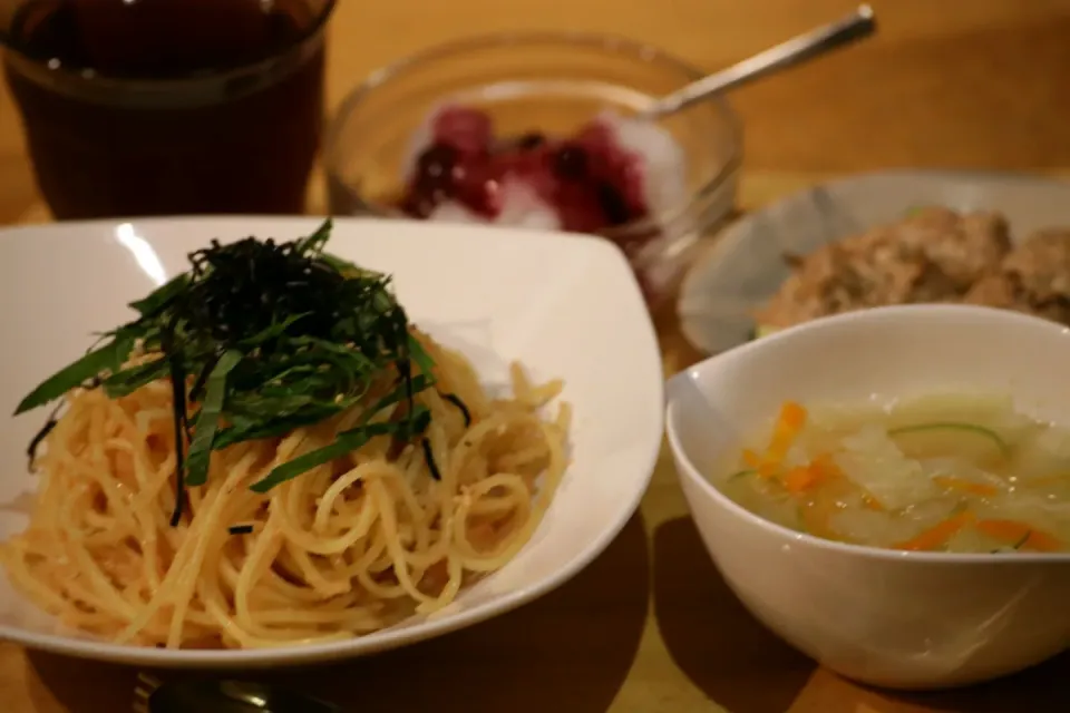 たらこパスタ、ツナマヨ乗せ焼きズッキーニ、野菜スープ、練乳シャーベットブルーベリーソース♡|マカロンさん