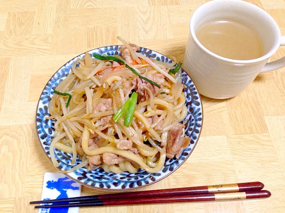 シンプルなオイスターソースの讃岐焼きうどん|Tarou  Masayukiさん