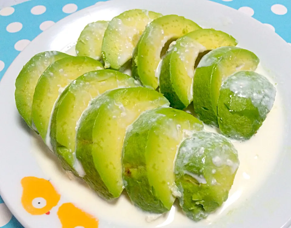 Fresh & creamy sliced avocado with honey & creamy milk|Liezlさん