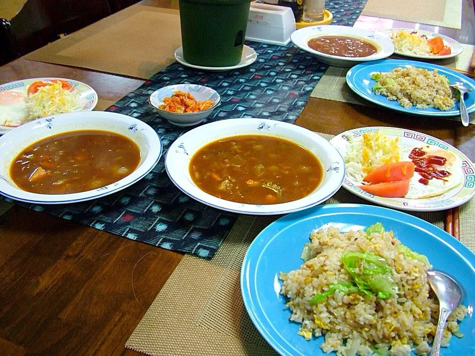 Snapdishの料理写真:レタスチャーハンにハッシュドビーフをかけて食べると一段と美味しい。目玉焼きは野菜とトマトでバランスよく。|Keisei Chouさん