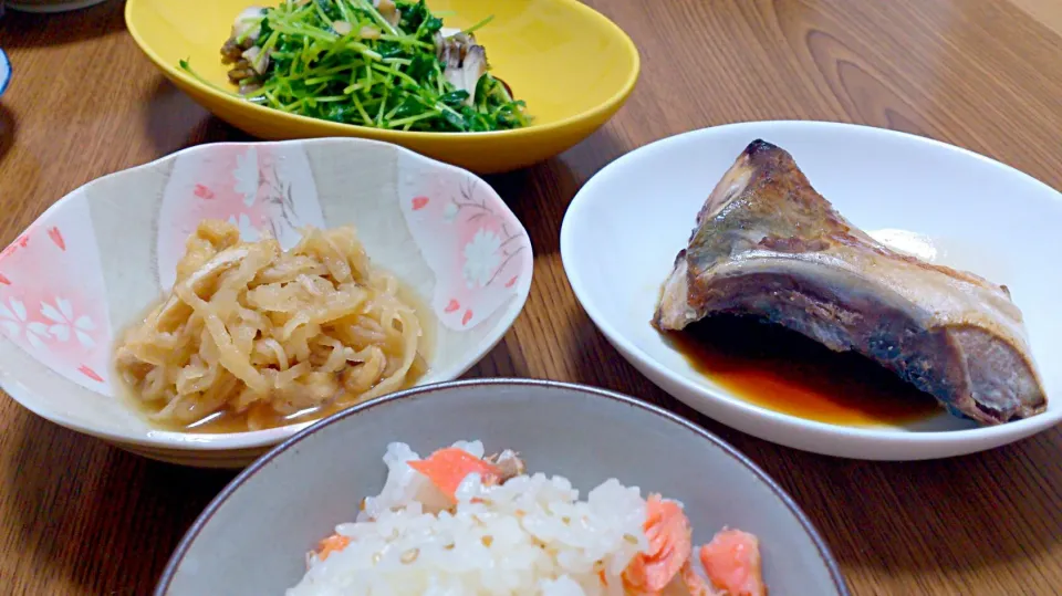 ・鰤カマの照り焼き
・切り干し大根の炊きもの
・豆苗と舞茸のサッと炒め
・鮭のまぜご飯|ようかんさん