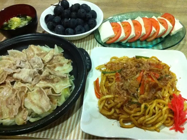 豚バラとキャベツもやし酒蒸し・焼うどん・豆腐のカプレーゼ風・ワカメとかき卵スープ・ぶどう|まーままさん