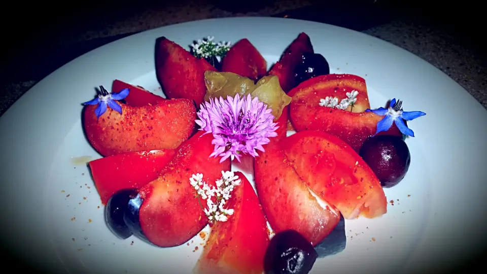 Fruit salad with edible flowers|Michael M Schleyerさん