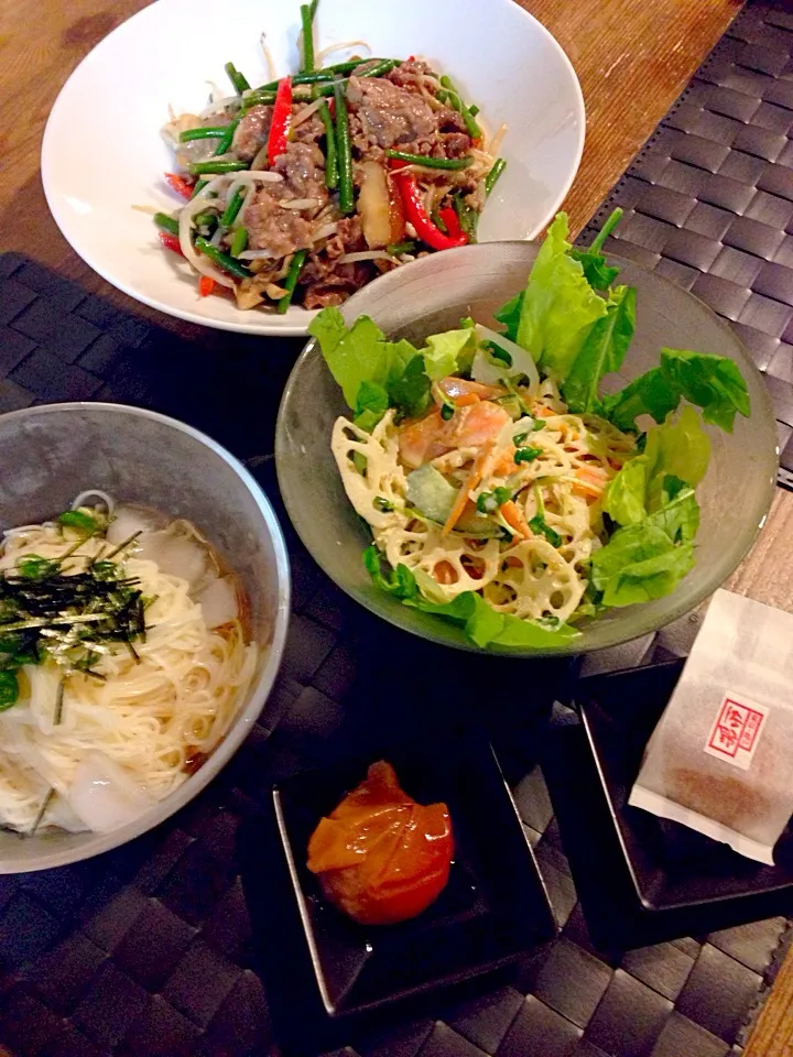 牛肉とニンニクの芽の炒め物❤️蓮根サラダ🍀お素麺、母から貰った梅干し💓|まみりんごさん