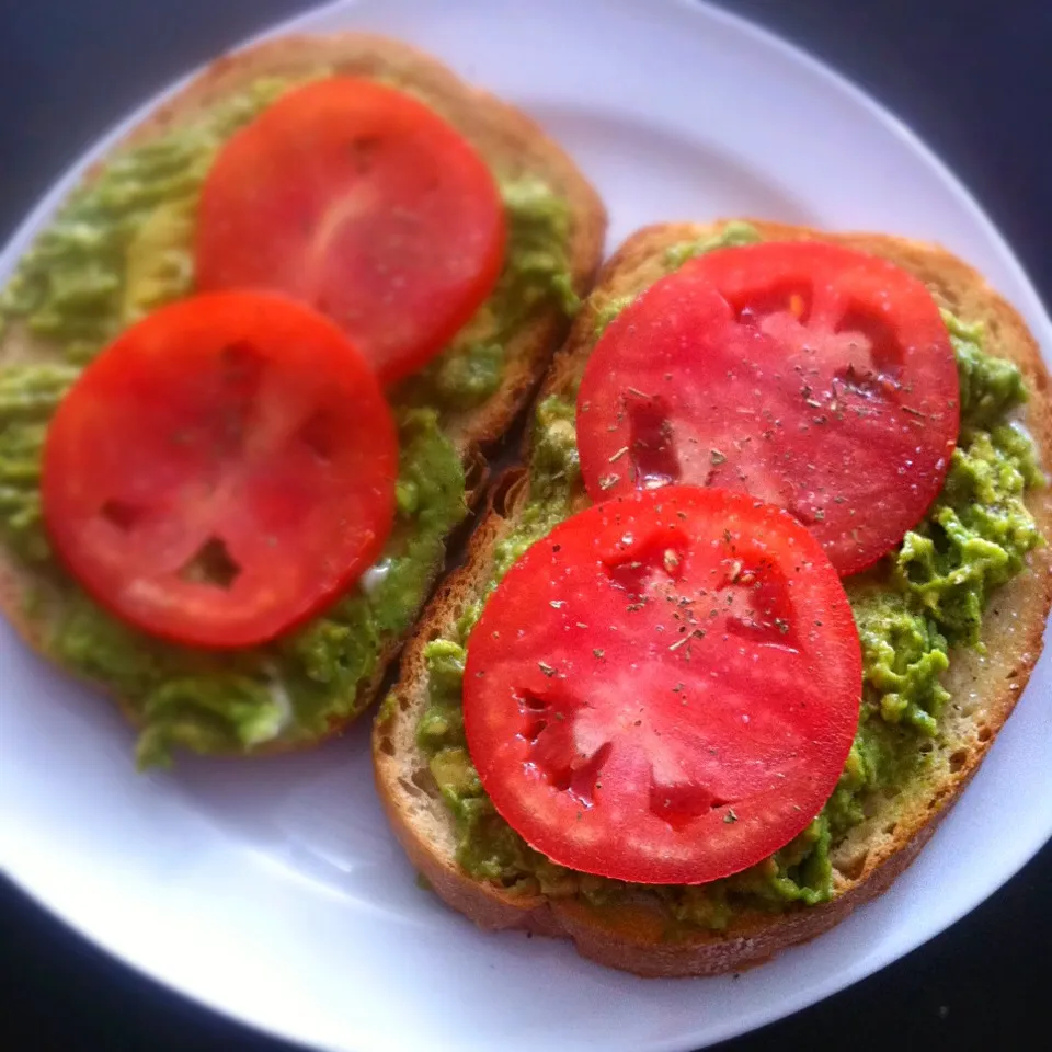 Avocado | Tomato Toast #vegan #healthy|T.E.Dennisさん