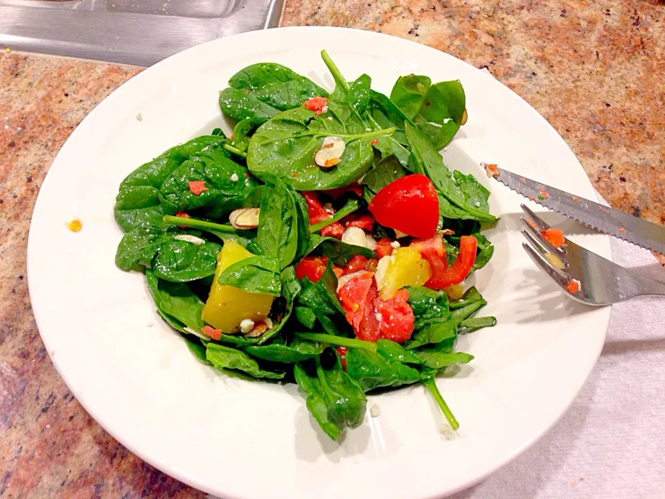 Snapdishの料理写真:Lox salmon spinach salad why crushed almonds pineapple and tomatoes|lb180さん