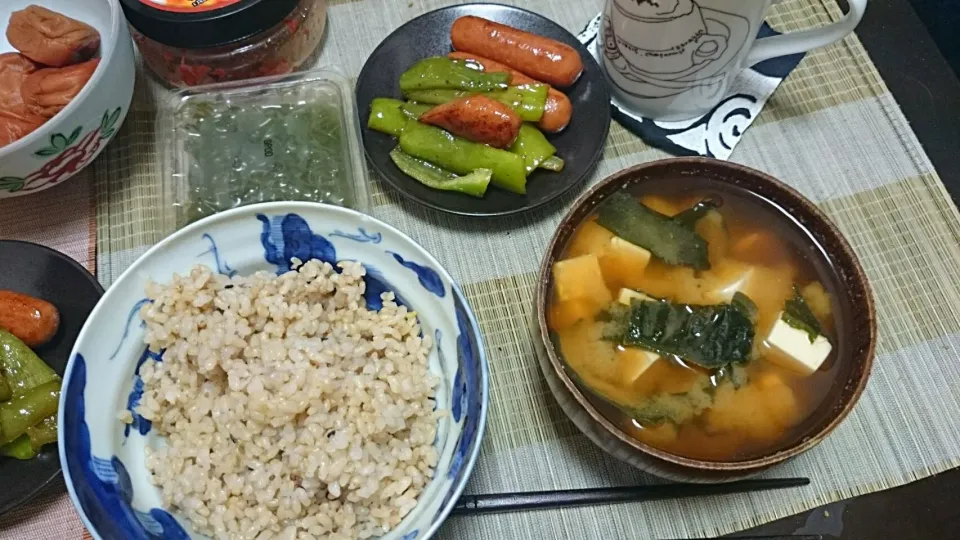 ウィンナソーセージとピーマンのバター炒め＆めかぶ＆豆腐の味噌汁|まぐろさん