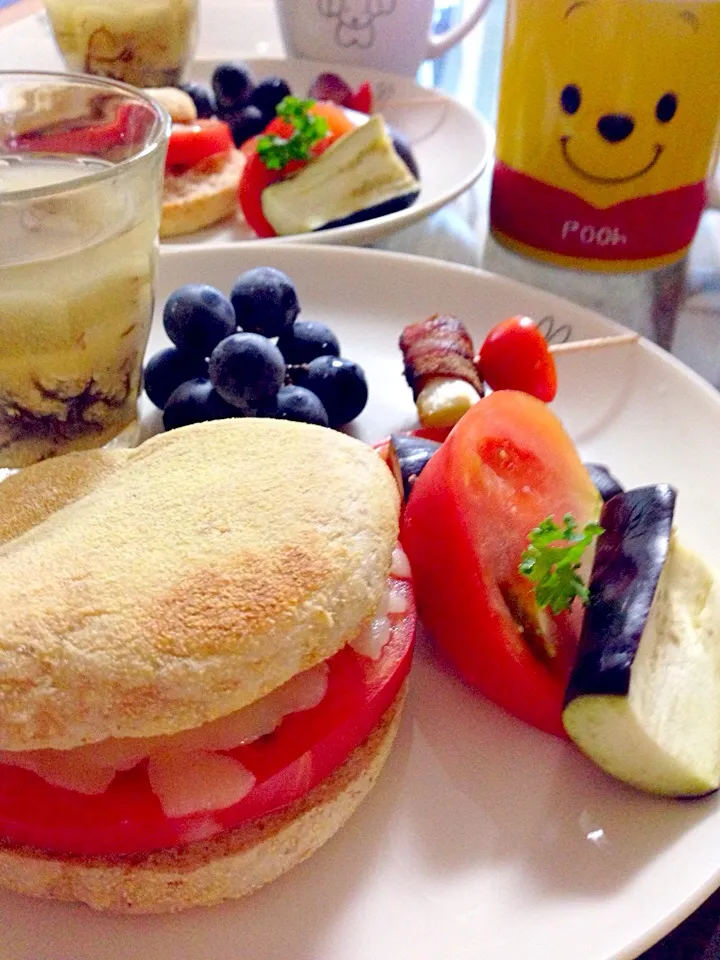 🍅トマトとチーズのシンプルな組み合わせが最高美味しい熱々マフィンサンド。モズクの味噌スープで体も頭も目覚めますヽ(≧▽≦)ﾉ|Kumi_loveさん