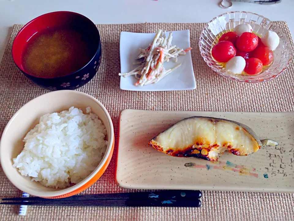 銀鱈西京漬 ごぼうサラダ ミニトマトの白だしマリネ しじみの味噌汁|にゃろめさん